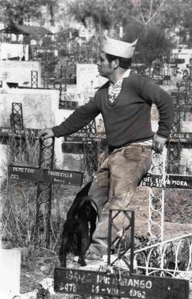 Hombre entre las tumbas del Cementerio General