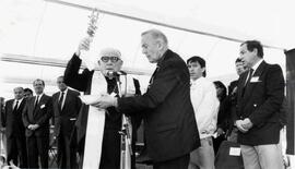 Cardenal Raúl Silva Henríquez bendice durante ceremonia oficial, en presencia de Patricio Aylwin,...