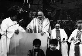 Cardenal Raúl Silva Henríquez, celebra sus 50 años de sacerdocio, presidiendo ceremonia religiosa