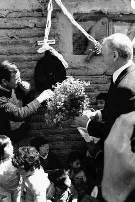 Ives Montand, actor francés, visita recordatorio del Padre André Joarlan, en la Población La Vict...