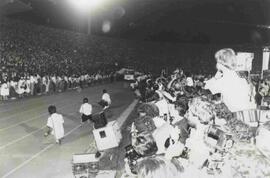 Estadio Nacional repleto de personas, mientras pasa el Papa móvil