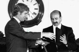 Carlos Salinas de Gortari, Presidente de México, junto al Alcalde de Municipalidad de Santiago, J...