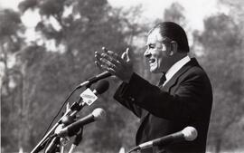 Patricio Aylwin dando un discurso durante el acto del 1 de mayo de 1990