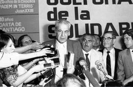 Vicario de la Solidaridad, Sergio Valech, junto a Alejandro Hales y grupo de personas, reparte pu...