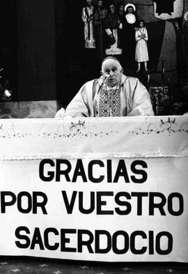 Cardenal Raúl Silva Henríquez, celebra sus 50 años de sacerdocio, presidiendo ceremonia religiosa