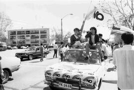 Automóviles, con afiches del No, en manifestación a su favor