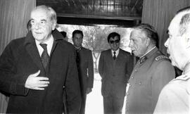 Augusto Pinochet, Comandante en Jefe del Ejército de Chile junto a Gabriel Valdés, Presidente del...