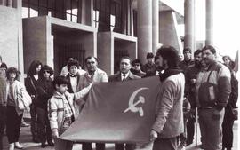 Actividad política, Militantes del Partido Comunista de Chile con bandera