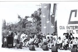 Dirigentes sindicales durante el acto del 1 de mayo de 1990 observan mientras el ex presidente Pa...