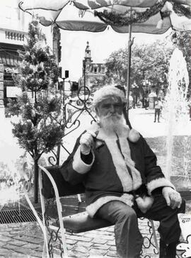 Una imagen de un viejo Pascuero en el centro de Santiago