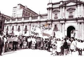 Protesta de allegados afuera del palacio de la Moneda