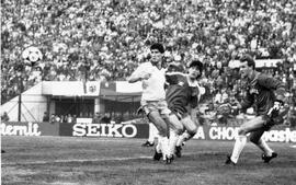 Zamorano, Iván, peleando la pelota a dos brasileros