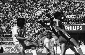 Arquero sala para atrapar la pelota