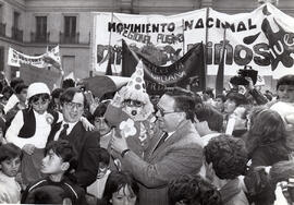 Enrique Krauss, ministro del Interior celebrando el día del niño, junto a niños