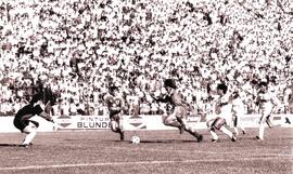 Partido de fútbol, en donde jugadores de la Universidad de Chile están próximos a meter un gol