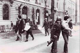 Jóvenes manifestantes siendo detenidos por carabineros afuera del frontis de la Casa Central de l...