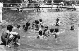 Niños bañándose en piscina