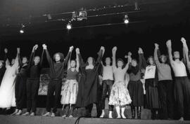 Ballet, al final de una presentación, dándole las gracias al público