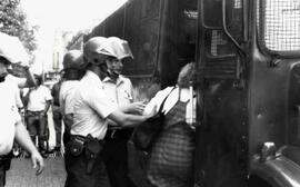 Carabineros detienen a mujer, familiar de presos Políticos, en protesta pública por los Derechos ...