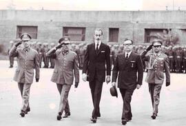 Allende, salvador caminando junto a Tohá, José y Prats, Carlos entre otros