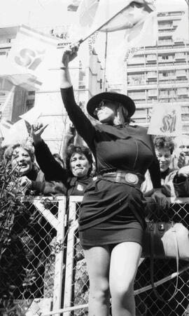 Mujer en manifestación por el SÍ