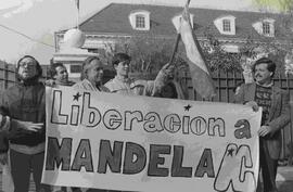 Quemaron bandera de Sudáfrica dirigentes de la Izquierda Cristiana