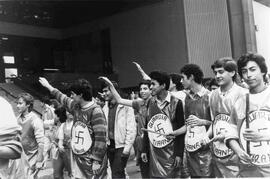 Jóvenes marchando por fuera del Diego Portales, con bolsas de basura en sus cuerpos, que dicen Gu...