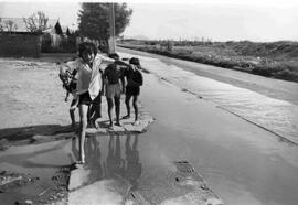 Servicios Públicos. Inundación con agua servida en calle Los Cerrillos a la altura del 7.600 en e...