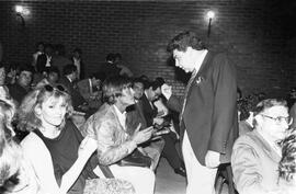 Gervasio junto a Ghigliotto, Rebecca, sentados en un evento hablando con Don Francisco