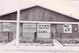 Vivienda en donde sale escrito La casa es un derecho, defenderla es nuestro deber