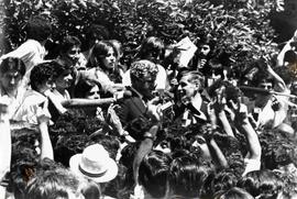 Edward Kennedy, Senador de los Estados Unidos, conversa con grupo de periodistas