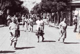 Mujeres de distintas edades corriendo en una población