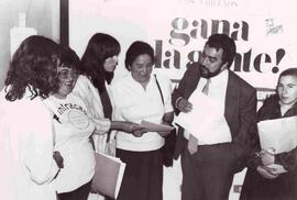 Diversas dirigentes mujeres conversan con el secretario ejecutivo de la concertación Enrique Correa