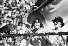 Hinchas encaramados a una reja del estadio nacional de Chile