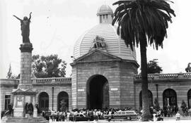 Entrada del cementerio General con muchas personas