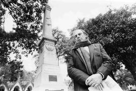 Plano contrapicado de Lavandero, Jorge al lado de un monumento