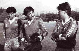 Bomvallet, Eduardo; Veliz, Pollo y el jugador Pinto, caminando por una cancha con la camiseta de ...